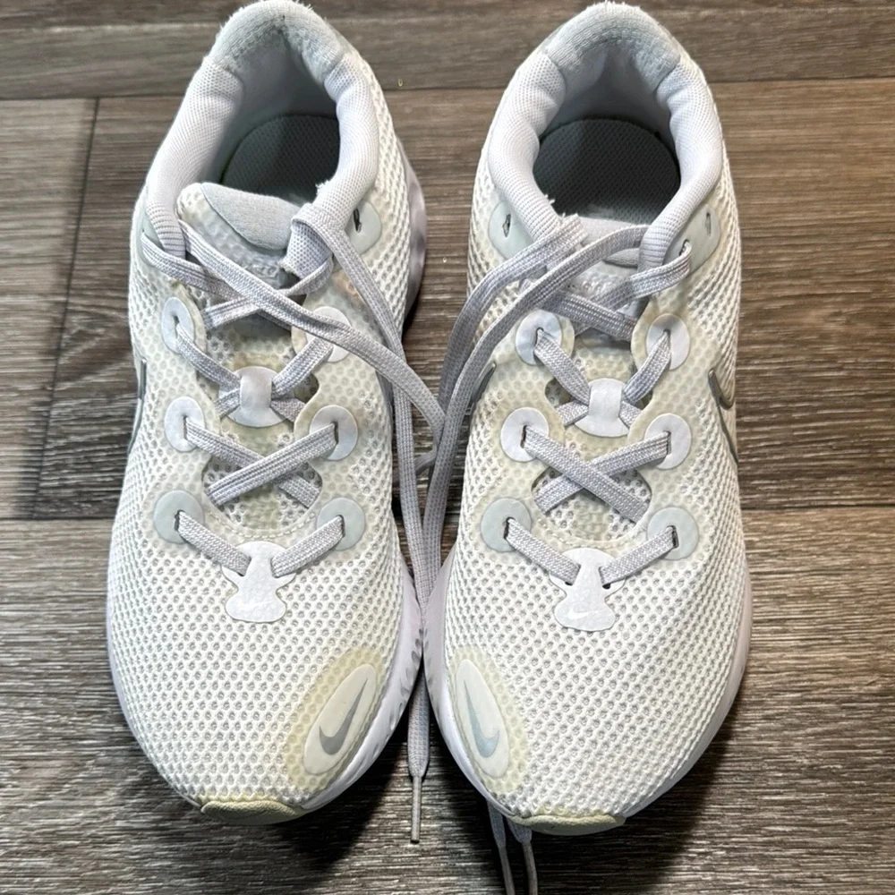 Nike renew Athletic Shoes woman’s 8 (b199)